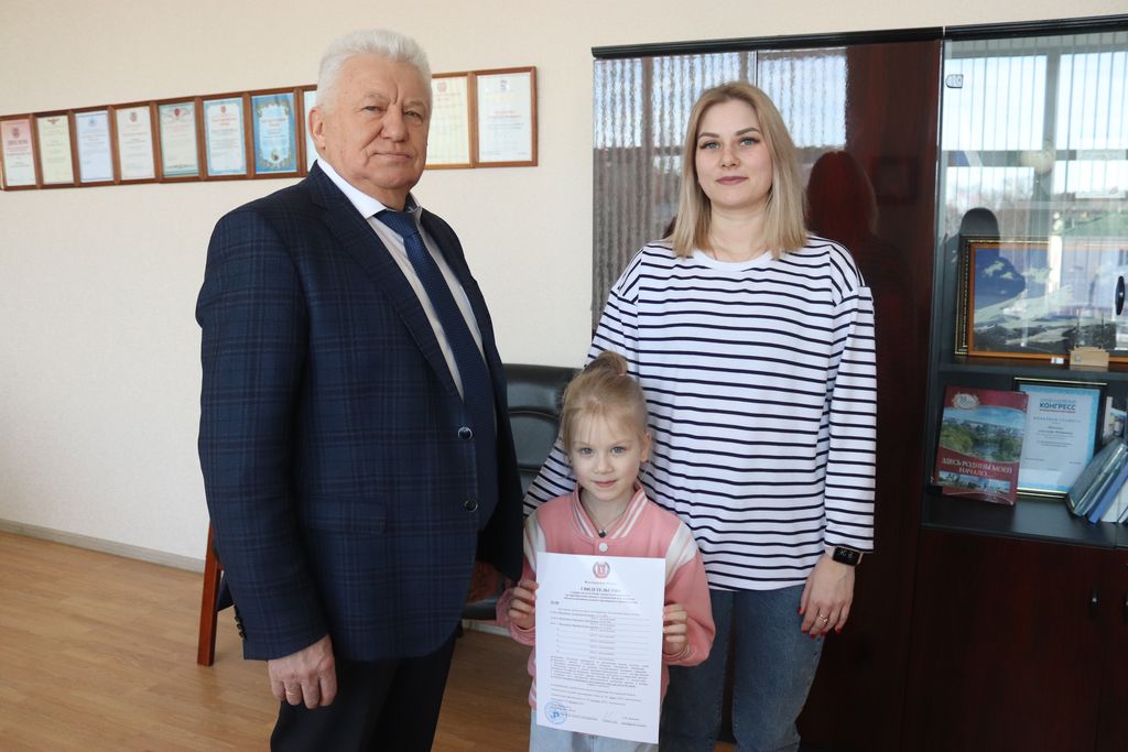 Жирновская молодая семья получила социальную выплату на жилье