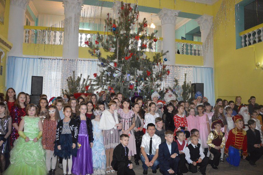 В Жирновском районе зажглась Главная новогодняя ёлка